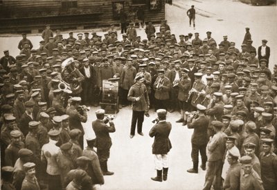 Die Band spielt auf dem Kasernenplatz, Dorchester, Illustration aus Deutsche Gefangene in Großbritannien (Fotogravur) von English Photographer